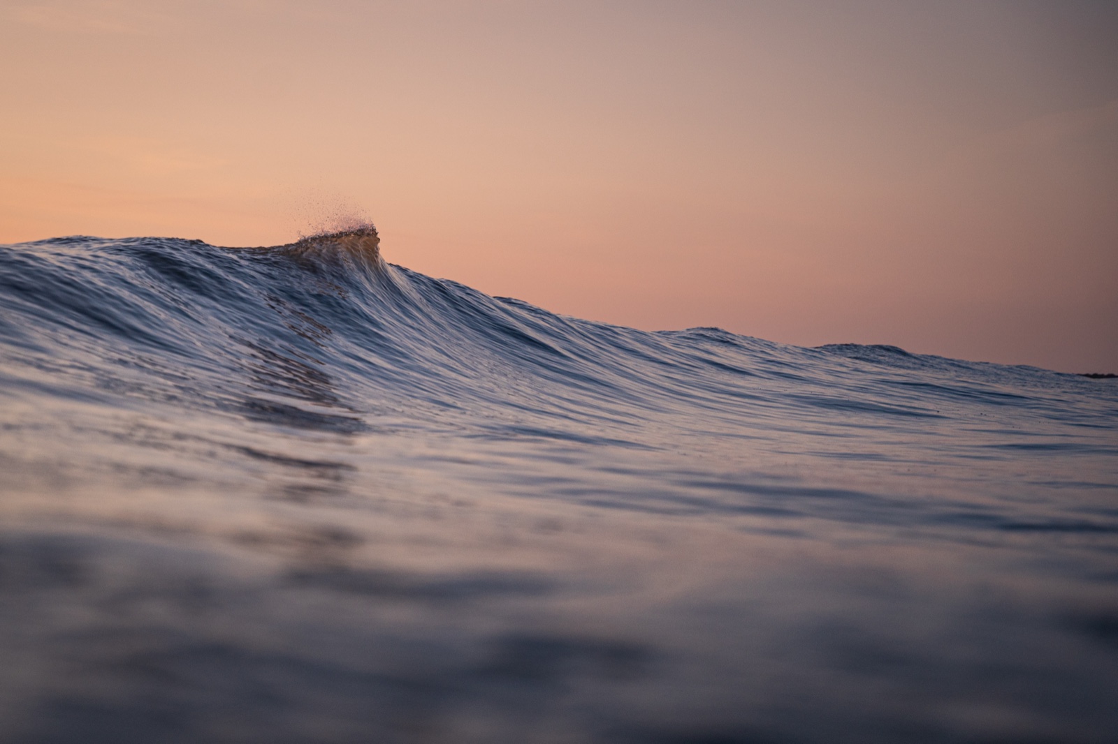 Weiche Welle vor pastellfarbenem Himmel an der Nordsee bei Hvide Sande